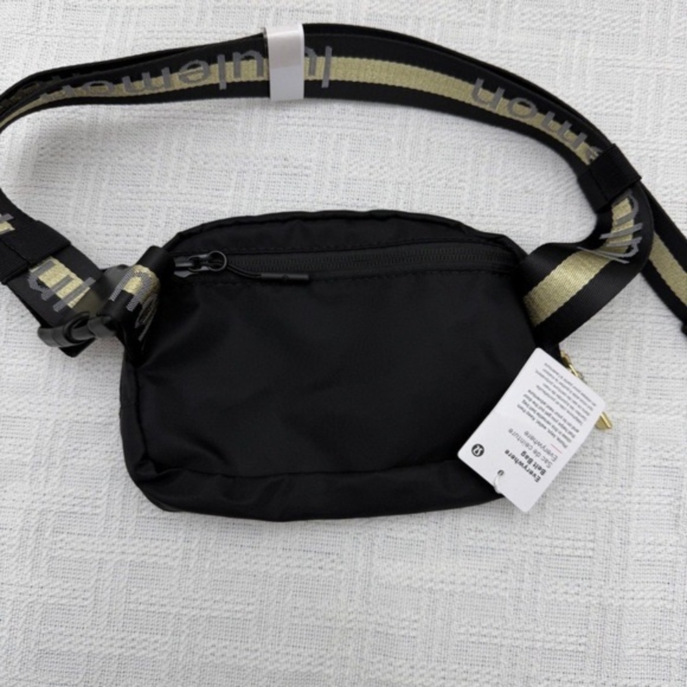💼Lululemon Everywhere Crossbody Belt Bag Wordmark Black/Gold - Picture 3 of 4